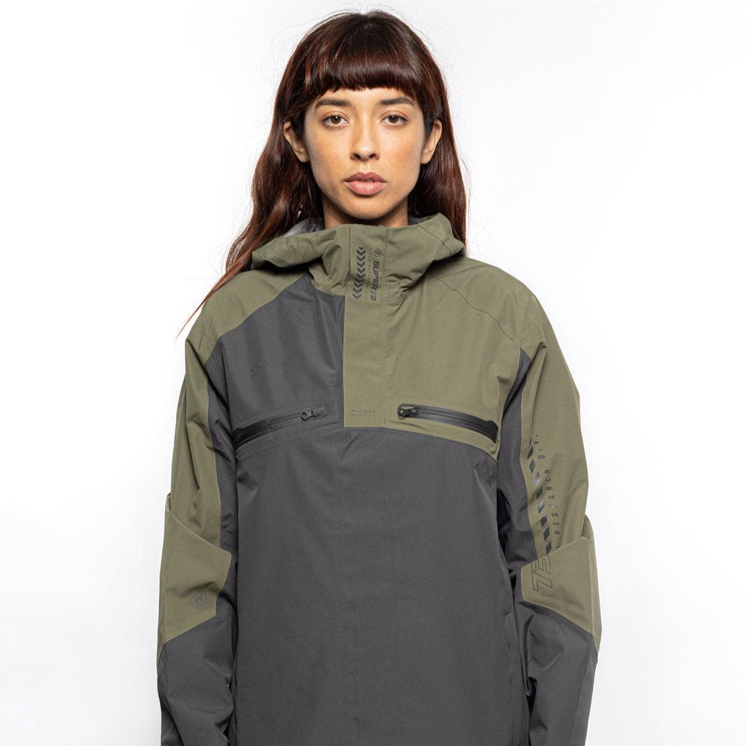 Female model wearing Vale Packable Anorak in Dark Fatigue colorway. @color_dark fatigue